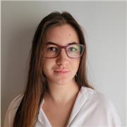 Profesora de inglés que imparte clase a niños para la vuelta al cole