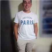 Profesor de quimica imparte clases a alumnos secundarios