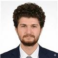 Ezberden uzak, gerçek iletişimi merkeze alan bir İngilizce öğretmeniyim; akıcı konuşma ve özgüven için interaktif yöntemler kullan