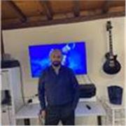 Laureato in scenografia impartisce lezioni di disegno tecnico artistico