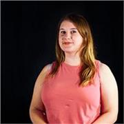 Profesora titulada en historia, también productora audiovisual y que trabaja en el mundo de la traducción y la interpretación.