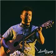 Hola Soy Santi, Maestro en Canto Popular de la Universidad de Antioquia. Acompáñame a diseñar clases de canto a tu medida