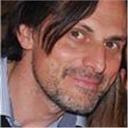 laureato in legge con master in diritto internazionale