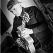 Se cerchi un maestro di chitarra che sia un motivatore e appassionato del suo lavoro lo hai trovato.