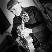 Se cerchi un maestro di chitarra che sia un motivatore e appassionato del suo lavoro lo hai trovato.