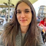 Etudiante donnant des cours de soutien scolaire et une aide aux devoirs