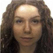 studentessa di scienze della formazione primaria impartisce lezioni di matematica