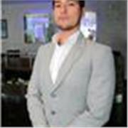 Profesor de Matemáticas que imparte clases a niños de diversas edades