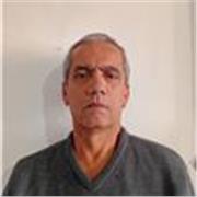 Profesor con más de 45 años de experiencia en clases presenciales para adultos