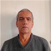 Profesor especializado en clases presenciales en universidades