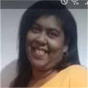 Profesora imparte clases a alumnos a partir de 7 años hasta adultos