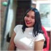 Profesora que imparte clase a niños de preescolar