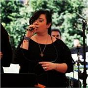Cantante, esperienza in band e con 4 anni alle spalle di studio a scuola con insegnante di canto privato