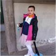 Chica joven federada en patinaje artístico sobre ruedas, experiencia de 11 años y entrenamientos de grupos, nivel avanzado.