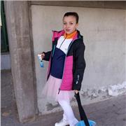 Chica joven federada en patinaje artístico sobre ruedas, experiencia de 11 años y entrenamientos de grupos, nivel avanzado.