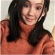 Profesora de inglés imparte clases de inglés a niños pequeños
