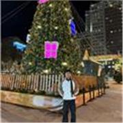 Profesor joven imparte clases de como comunicarse de la manera correcta oralmente y sacar todo tu potencial