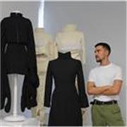 Soy diseñador de moda, graduado en Enseñanzas Artísticas Superiores de Moda, y puedo ayudarte a mejorar tus conocimientos.