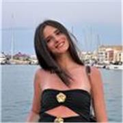 Diplomata al liceo classico, attuale studentessa di medicina