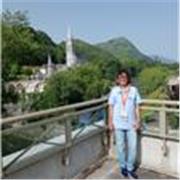 French language teacher who offers lessons for all students 