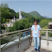 French language teacher who offers lessons for all students