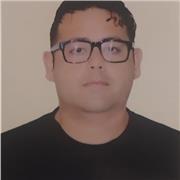 Profesor de informática imparte clases a niños y todas las edades