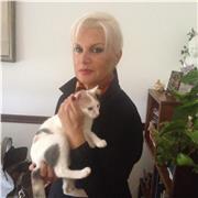 Docente universitaria impartisce lezioni di italiano storia pedagogia psicologia a studenti medie superiori universitari