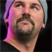 Hi, ich bin Jan. Ich war 22 Jahre lang aktiver Musiker, Leadgitarrist und Sänger. Ich biete Dir hier Gitarrenuntericht an