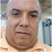 Profesor de sociales imparte clases a jovenes y adultos de humanidades y ciencias sociales