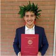 Studente Laureando impartisce lezioni di economia a studenti delle scuole superiori e dell'università