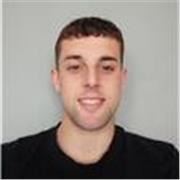 Entrenador personal joven con capacidad para entrenar a clientes de todas las edades y capacidades.