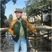 Graduado en Periodismo y máster en Film Business con especialidad en guion. Experiencia como locutor en radio y podcast. 