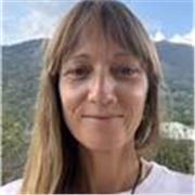 Major change and a full plate can leave anyone feeling stuck, scattered, and a bit lost.
In my lessons, we´ll gently untangle the uncertainty and overwhelm, get clear on where you actually want to go, build sustainable habits, and develop a way of workin