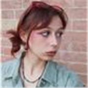 Studentessa universitaria che da lezioni private d'inglese a bimbi e ragazzi