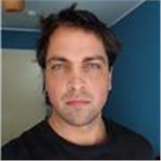 Me defino como un artista y educador versátil: cineasta, guionista, actor y facilitador de intimidad con experiencia internacional