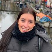 Profesora de apoyo imparte clases de primaria