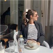 Licenciada en Filología francesa, traducción e interpretación y Máster en Francés Lengua Extranjera y Profesorado, con años de experiencia y habiendo residido en Canadá, Francia y Caribe francés, imparto clases particulares, a nivel individual o para grup