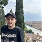 Profesor de inglés e italiano con formación universitaria en lenguas. Ofrezco clases en Lleida y online para todos los niveles.