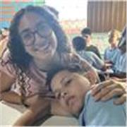Ragazza di 20 anni che ha conseguito la certificazione C1 in inglese e ha appena concluso il liceo linguistico