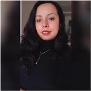 Docente de apoyo escolar, realizando actividades llamativas para los niños y niñas para lograr un aprendizaje significativo