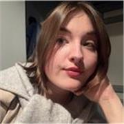 Profesora de inglés imparte clases niños y adolescentes