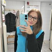 Chica titulada en la ESO y en Auxiliar de enfermería, que le gustaría dar clases o ser niñera.