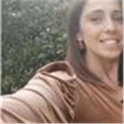 Ragazza laureata in biologia impartisce lezioni per ragazzi del liceo, medie wd elementari