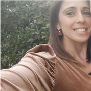 Ragazza laureata in biologia impartisce lezioni per ragazzi del liceo, medie wd elementari