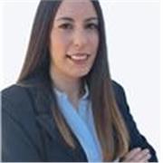 Me defino como una chica creativa y con ganas de mostrar lo aprendido tras mi carrera. 