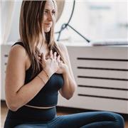 Yoga Tutorin für Frauen - im Einklang mit dem Zyklus