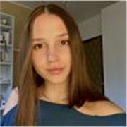 Ragazza ripartisce ripetizioni di qualsisia materia ai bambini e ragazzi di medie e elementari