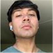 Profesor de español imparte clase a alumnos de todas las edades