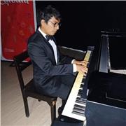 Profesor de música que imparte clases de iniciación a personas de todas las edades
