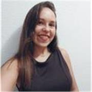 Maestra de educación primaria imparte clases a alumnos de 1º a 6º de primaria